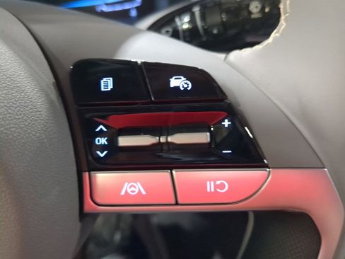 Used 2025 Hyundai Elantra Sport image 32