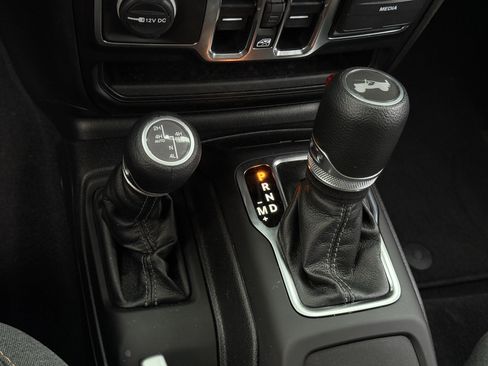 Used 2025 Jeep Wrangler Unlimited Sahara AWD/4WD image 26