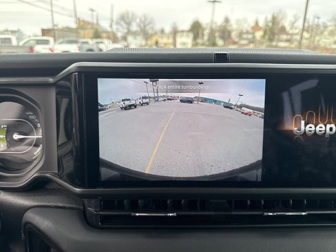 Used 2025 Jeep Wrangler Sahara image 25