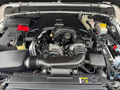 Used 2018 Jeep Wrangler Unlimited Sahara image 12