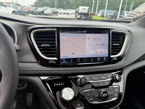 New 2027 Chrysler Pacifica Limited FWD image 10