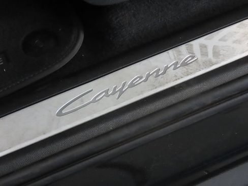 Certified 2024 Porsche Cayenne AWD/4WD image 40