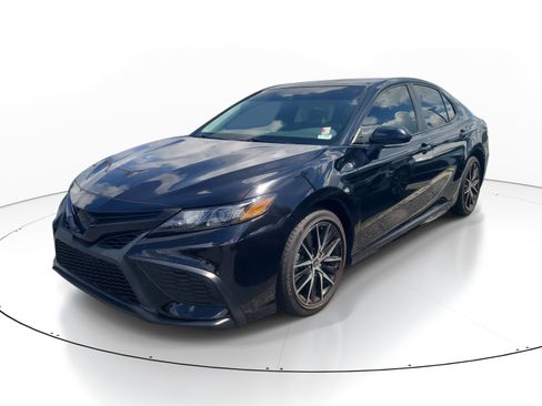 Used 2024 Toyota Camry SE FWD image 3