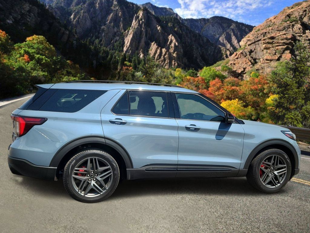 Used 2025 Ford Explorer ST AWD/4WD image 2