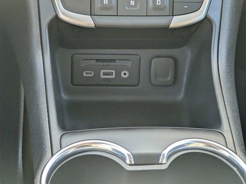 Used 2024 GMC Terrain SLT image 18