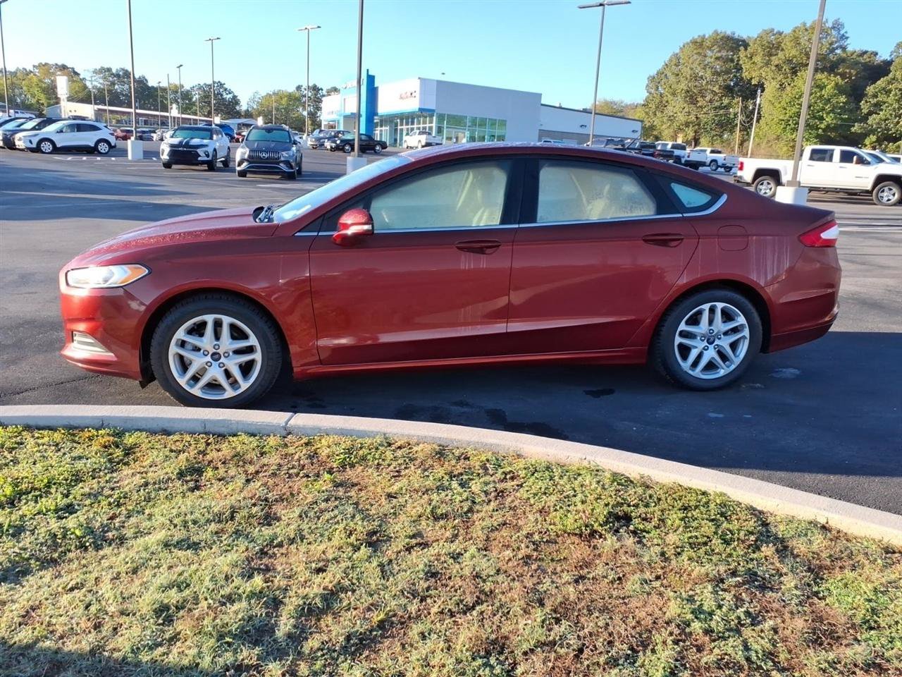 Used 2014 Ford Fusion SE FWD image 3