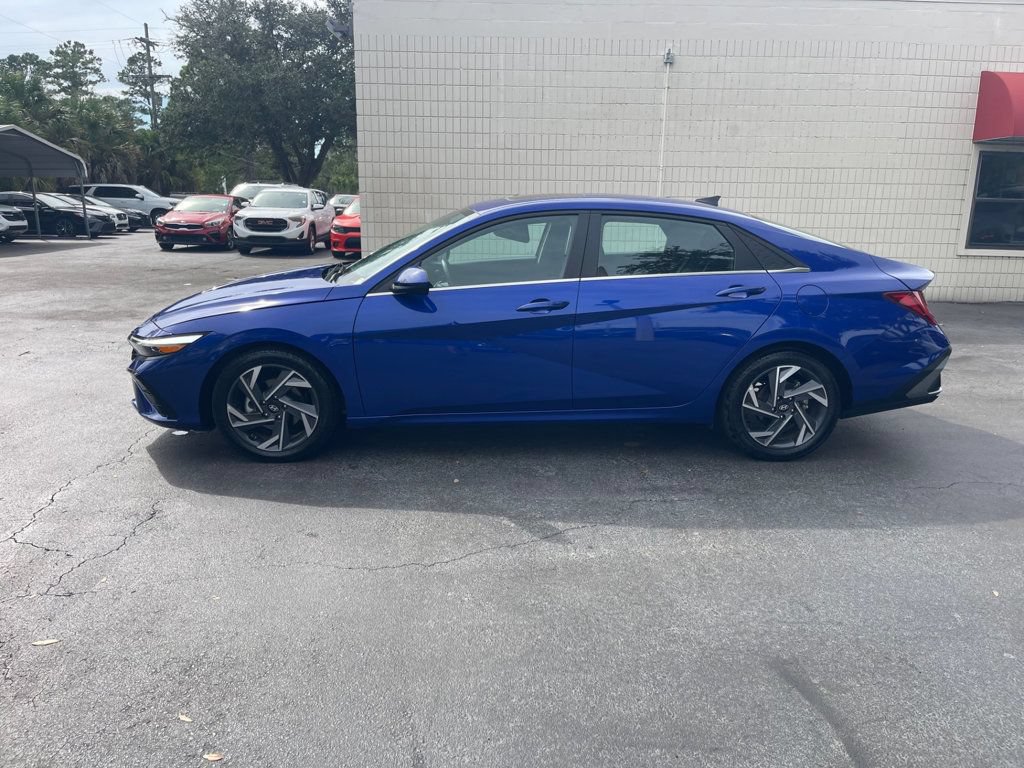 Used 2025 Hyundai Elantra SEL FWD image 2