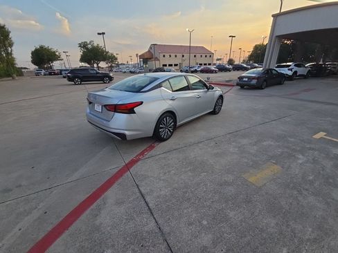 Used 2025 Nissan Altima 2.5 SV FWD image 7