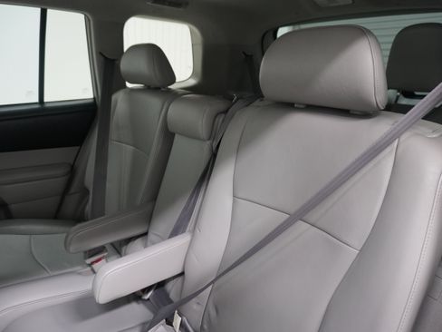 Used 2011 Toyota Highlander SE w/ Tow Pkg FWD image 12
