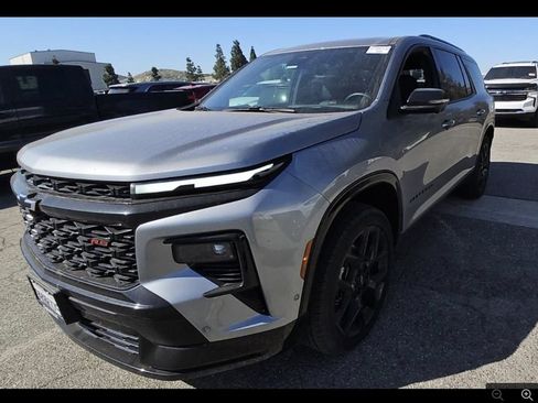 Used 2025 Chevrolet Traverse RS image 1