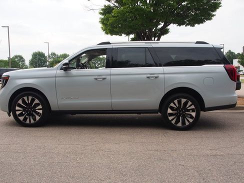 Certified 2025 Ford Expedition Max Platinum w/ Driver's Package AWD/4WD image 4