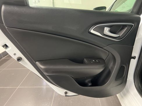 Used 2017 Chrysler 200 Limited Platinum image 27