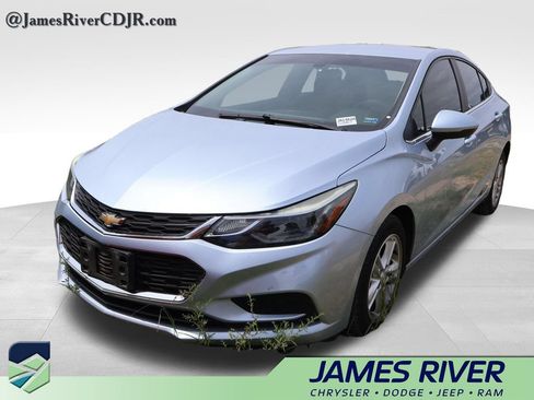 Used 2018 Chevrolet Cruze LT FWD image 3