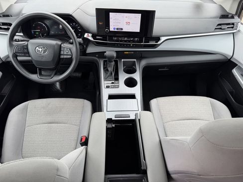 Used 2025 Toyota Sienna LE FWD image 13