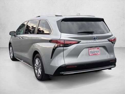 Certified 2022 Toyota Sienna Limited image 8