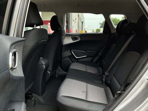 Used 2025 Kia Soul LX w/ LX Technology Package FWD image 11