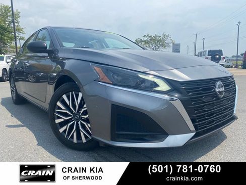 Used 2024 Nissan Altima 2.5 SV FWD image 1