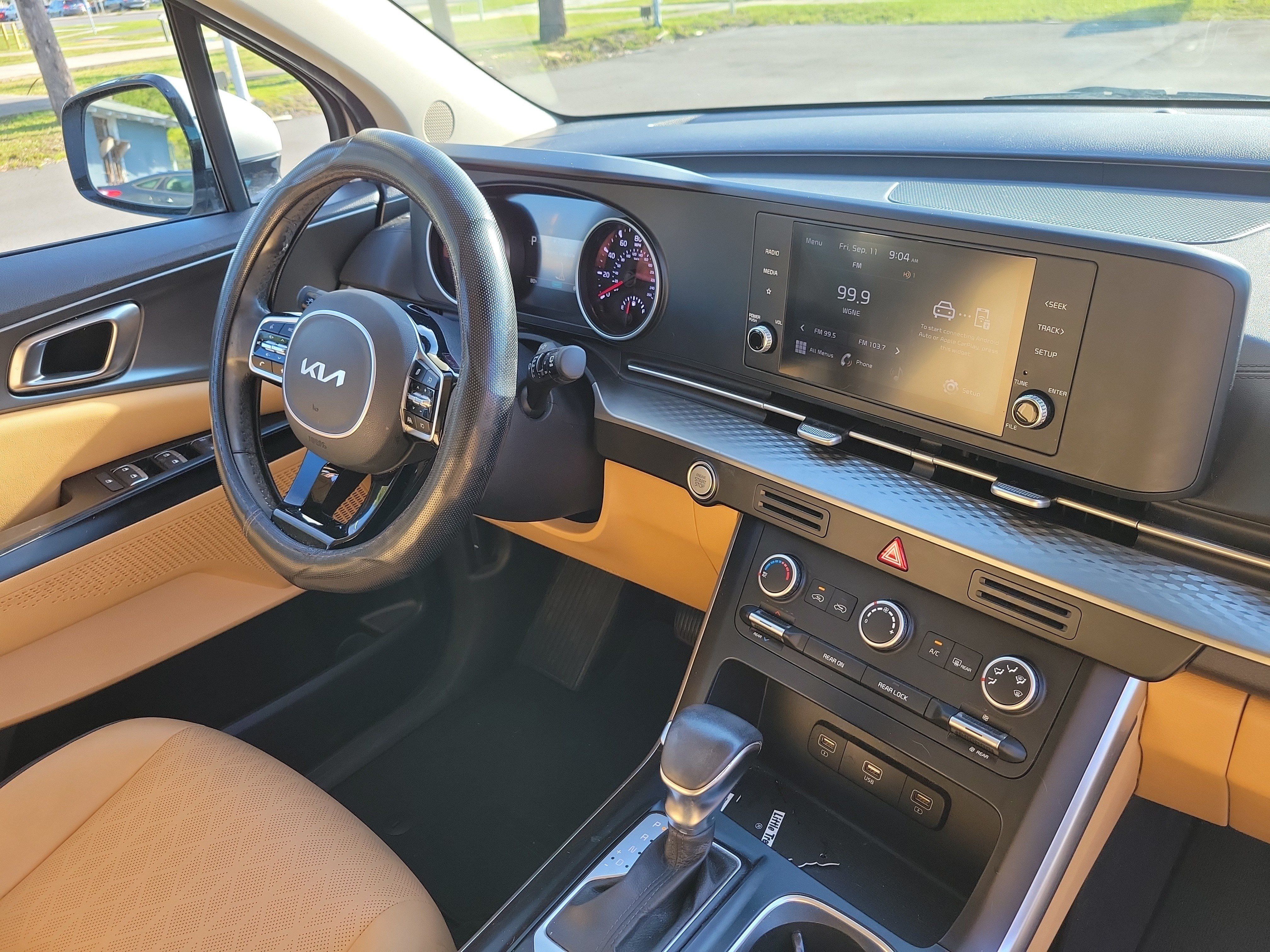 Used 2022 Kia Carnival LX FWD image 8