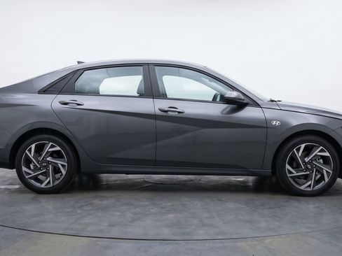 Used 2025 Hyundai Elantra SEL image 11
