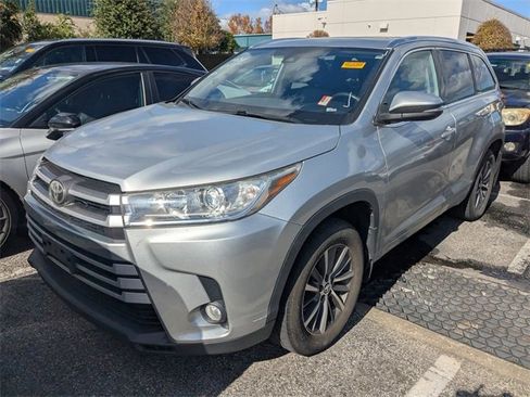 Used 2018 Toyota Highlander XLE image 2