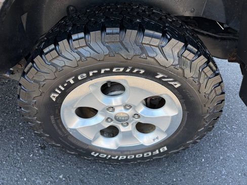 Used 2015 Jeep Wrangler Unlimited Sahara w/ Connectivity Group AWD/4WD image 11