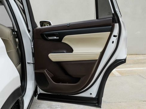 Used 2021 Toyota Highlander XLE image 47