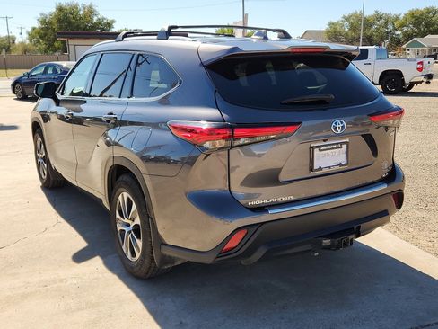 Used 2022 Toyota Highlander XLE image 3