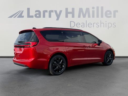New 2026 Chrysler Pacifica Select w/ S Appearance Package FWD image 5