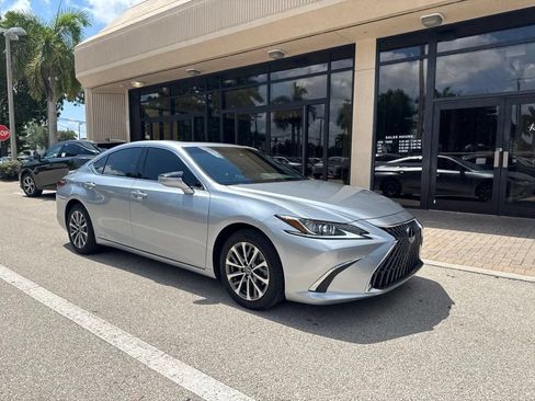 Used 2022 Lexus ES 300h w/ Premium Package FWD image 2