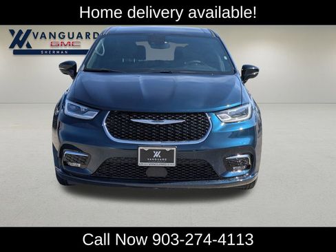 Used 2025 Chrysler Pacifica Select image 2