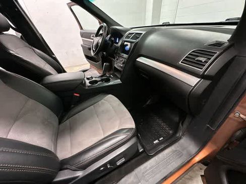 Used 2017 Ford Explorer XLT w/ Equipment Group 202A AWD/4WD image 21