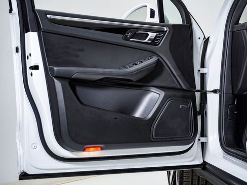 Certified 2026 Porsche Macan AWD/4WD image 25