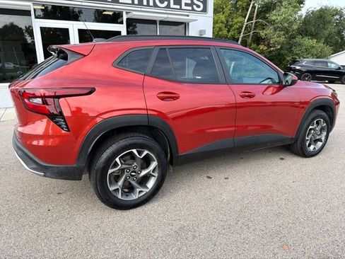 Used 2024 Chevrolet Trax LT w/ Driver Confidence Package FWD image 3