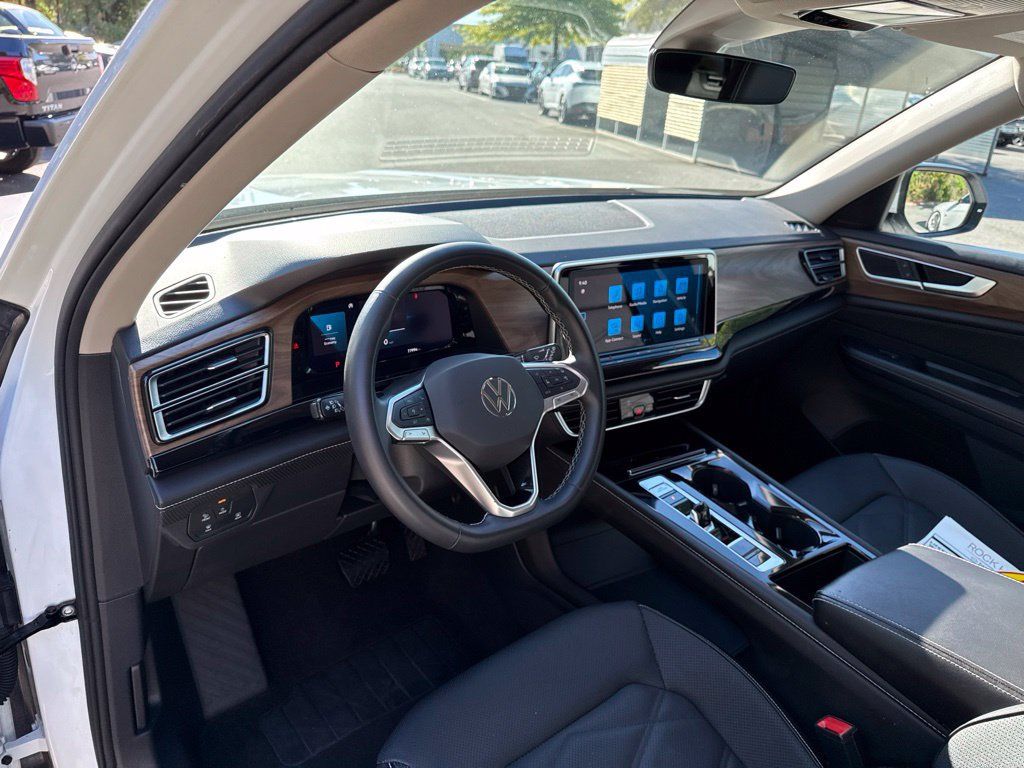 Used 2025 Volkswagen Atlas SE FWD image 16