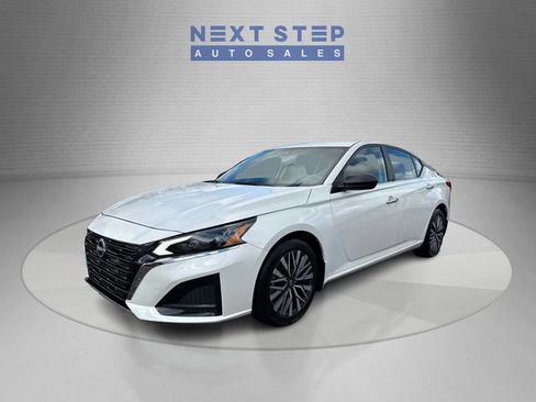 Used 2024 Nissan Altima 2.5 SV FWD image 3