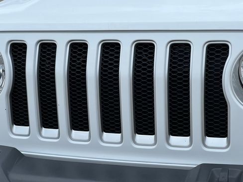 Used 2018 Jeep Wrangler Unlimited Sahara AWD/4WD image 39