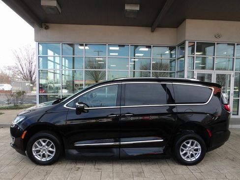 Used 2018 Chrysler Pacifica Limited w/ Tire & Wheel Group image 4