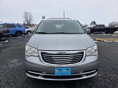 Used 2016 Chrysler Town & Country Touring image 4