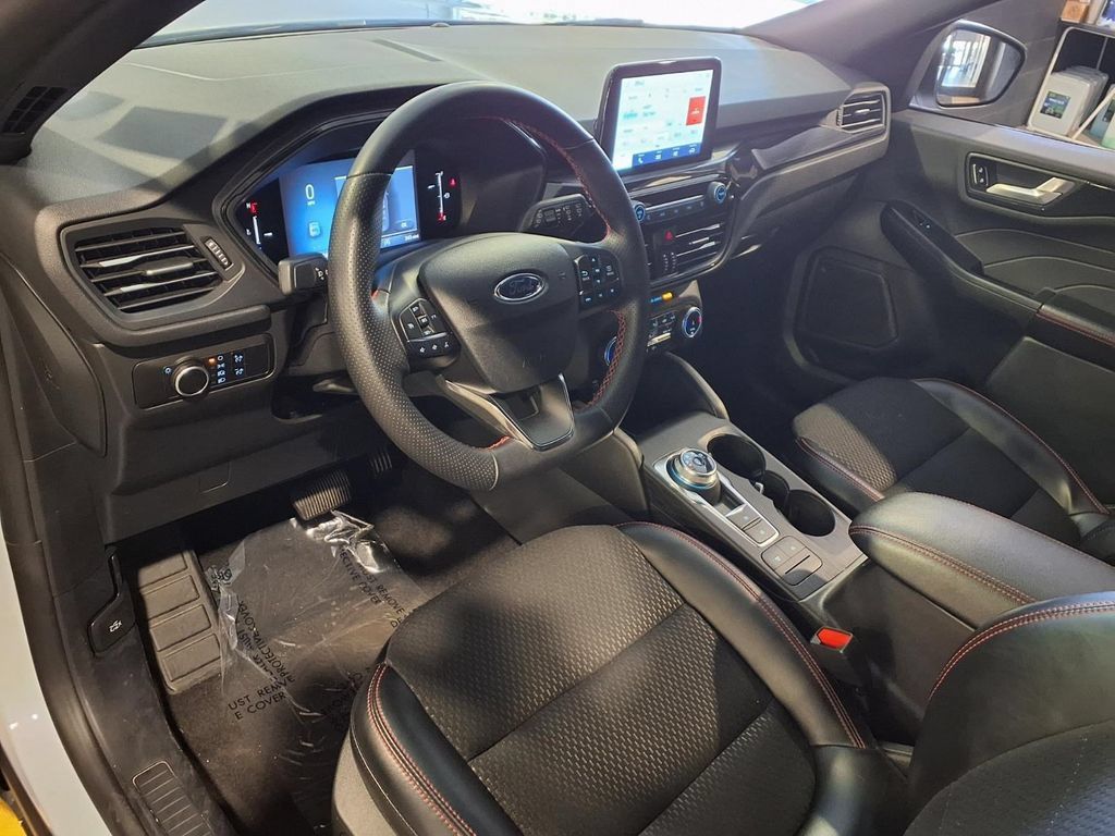 Used 2025 Ford Escape ST-Line FWD image 4