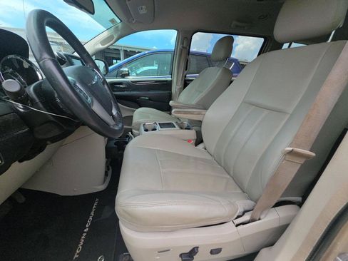 Used 2013 Chrysler Town & Country Touring FWD image 8