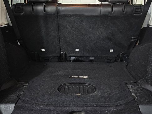 Used 2015 Jeep Wrangler Unlimited Rubicon w/ Connectivity Group AWD/4WD image 18