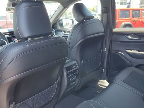 New 2025 Jeep Grand Cherokee Altitude image 12