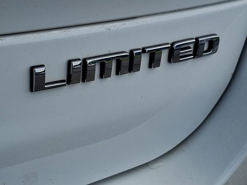 Used 2023 Jeep Grand Cherokee L Limited AWD/4WD image 24