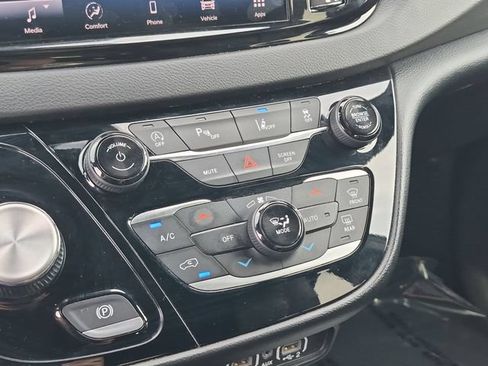Used 2025 Chrysler Pacifica Select FWD image 25