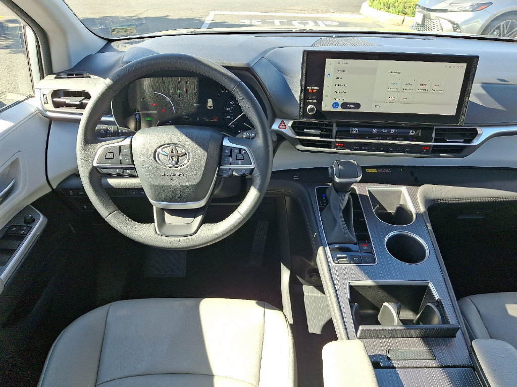 Certified 2025 Toyota Sienna XLE FWD image 14