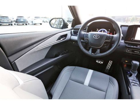 Used 2025 Toyota Camry SE w/ Convenience Package image 6