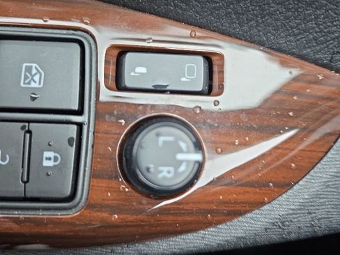 Used 2020 Toyota Sienna Limited Premium FWD image 12