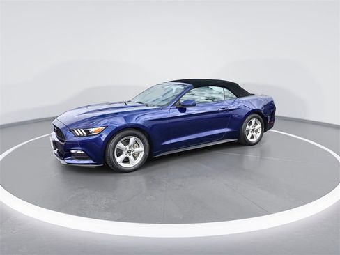 Used 2016 Ford Mustang Convertible image 4