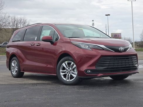 New 2026 Toyota Sienna XLE image 2
