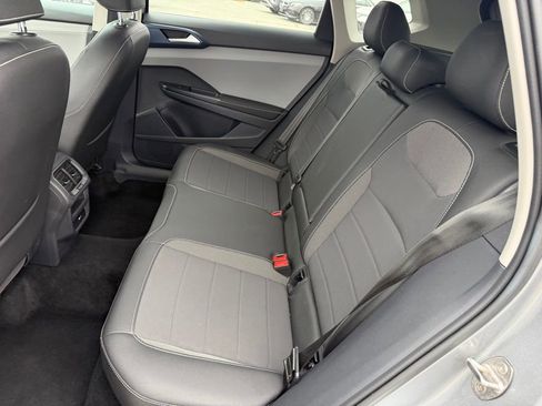 Used 2024 Volkswagen Taos SE FWD image 5